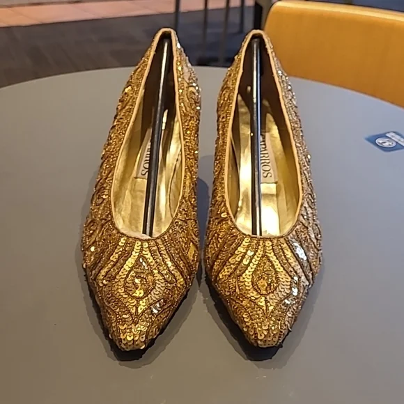 Gorgeous Cabarros gold sequin pumps with approximately 2" satin heels. Size 9.5B - Picture 3 of 9